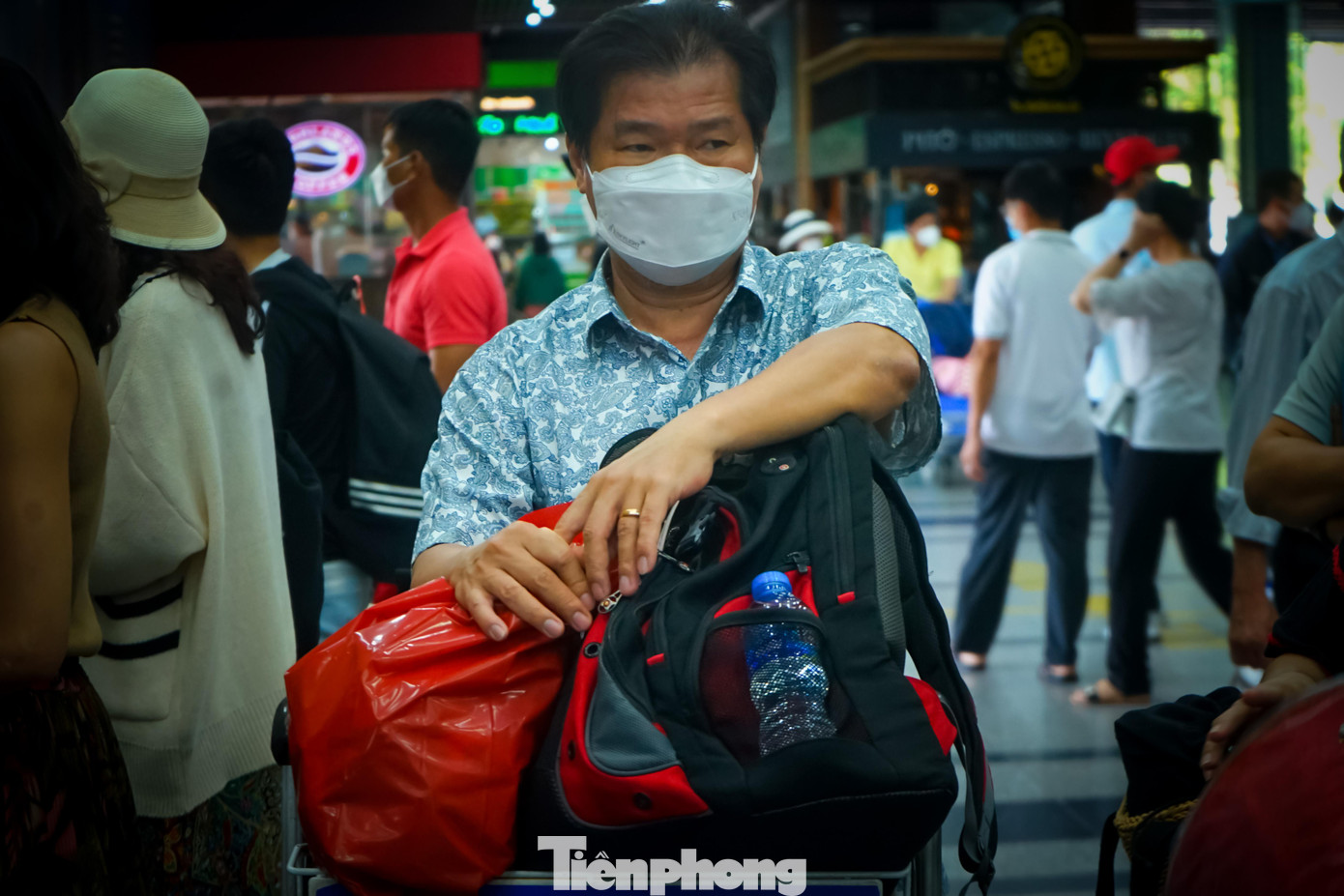 Anh Dương Tấn Hùng (ngụ quận Bình Thạnh) cho biết: “Chuyến bay cất cánh từ sân bay Phú Quốc lúc 15h và đáp xuống TPHCM lúc 16h. Ngay từ khi làm thủ tục tại sân bay Phú Quốc, tôi thấy lượng hành khách rất đông. Thế nên tôi không ngạc nhiên khi thấy hành khách chật kín tại sân bay Tân Sơn Nhất như lúc”.
