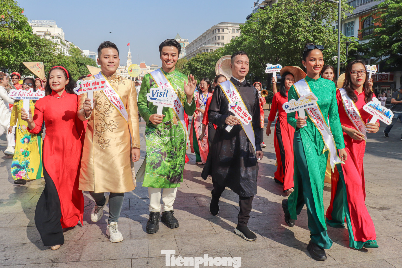 “Hen vui khi lại được đồng hành cùng Lễ hội Áo dài TPHCM, cùng mọi người quảng bá vẻ đẹp áo dài và tôn vinh giá trị bản sắc, tôn vinh phụ nữ. Đối với Hen, áo dài là trang phục truyền thống và là niềm tự hào mỗi khi có dịp mặc lên người”, Hoa hậu H’Hen Niê chia sẻ với Tiền Phong.