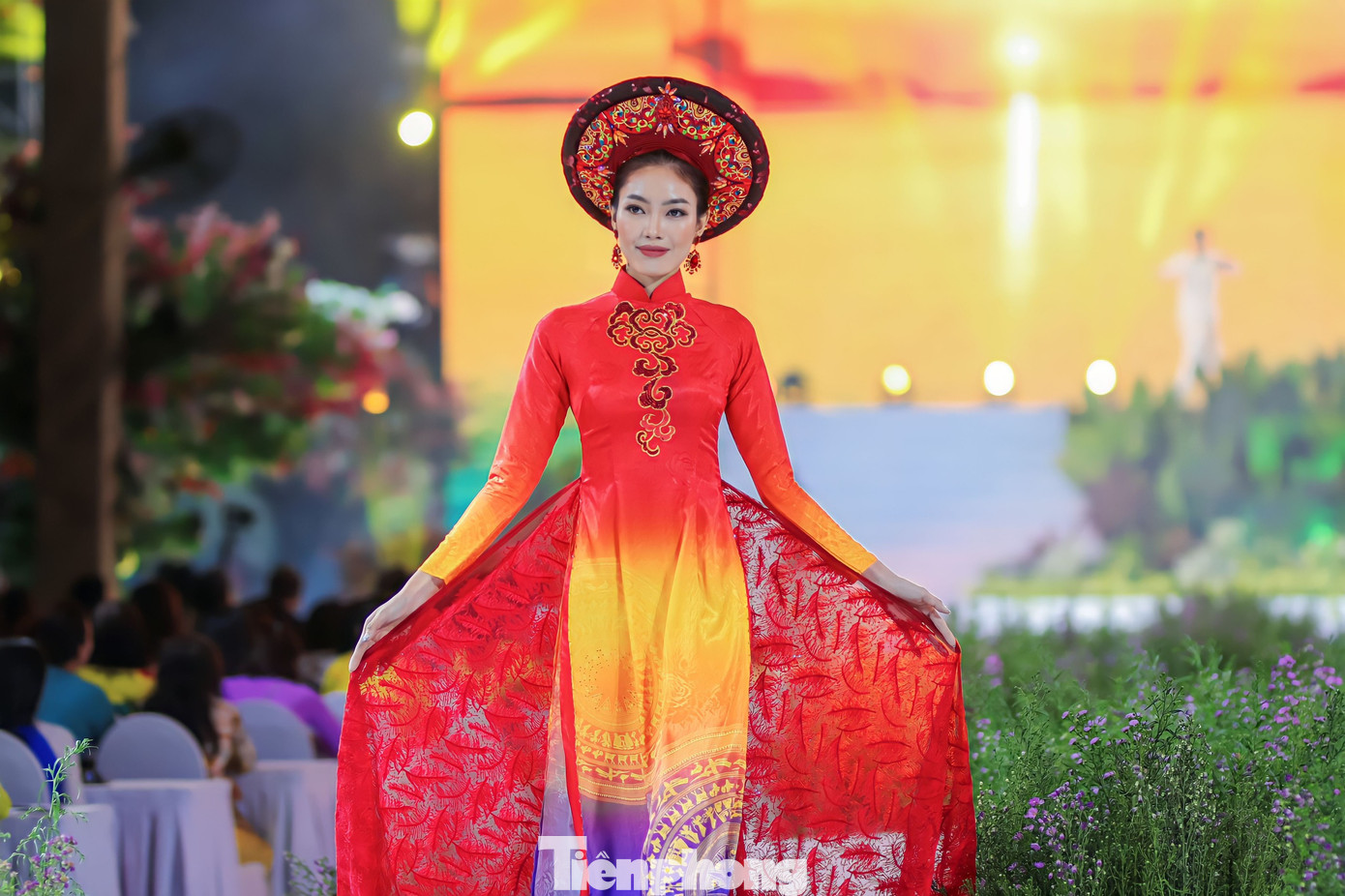 "Đây là lần thứ hai tham gia Lễ hội Áo dài TPHCM, tôi vui khi được trình diễn các bộ áo dài mang đậm bản sắc dân tộc trong bộ sưu tập Hừng Đông của nhà thiết kế trẻ Huy Doãn", Hoa khôi Sông Vàm 2022 Huỳnh Đào Diễm Trinh chia sẻ.