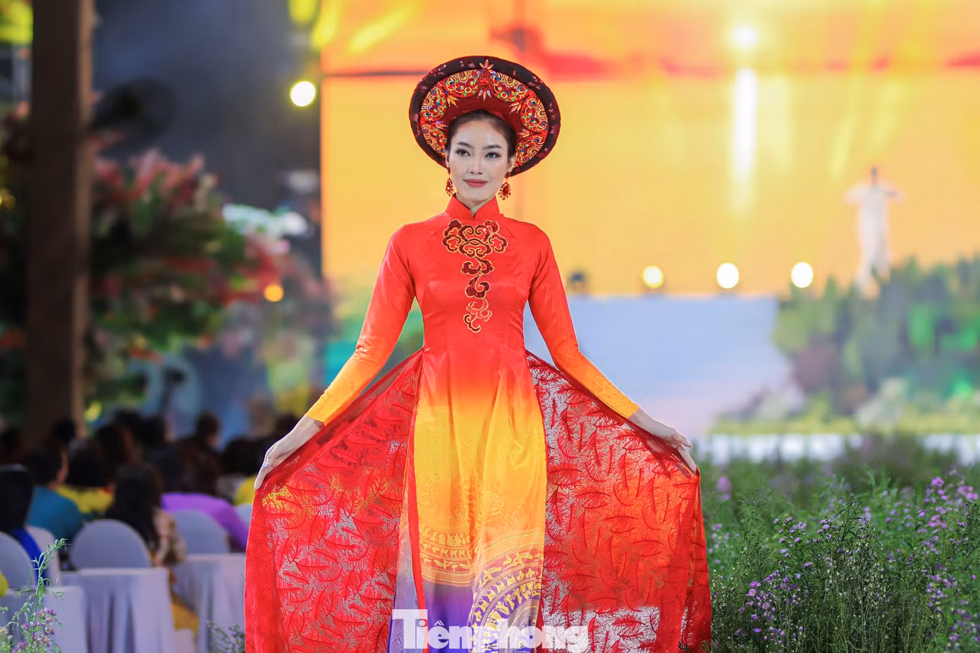 "Đây là lần thứ hai tham gia Lễ hội Áo dài TPHCM, tôi vui khi được trình diễn các bộ áo dài mang đậm bản sắc dân tộc trong bộ sưu tập Hừng Đông của nhà thiết kế trẻ Huy Doãn", Hoa khôi Sông Vàm 2022 Huỳnh Đào Diễm Trinh chia sẻ.
