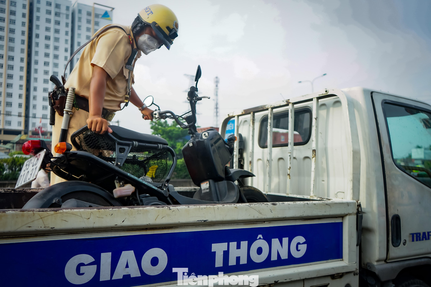 CSGT tạm giữ phương tiện của ông T do ông này không mang giấy tờ CSGT tạm giữ phương tiện của ông T do ông này không mang giấy tờ