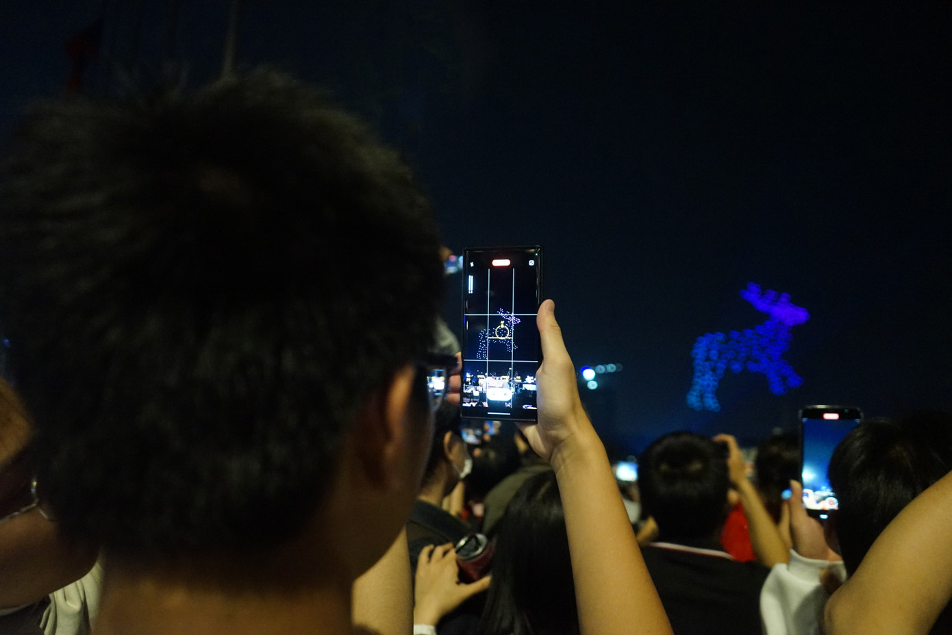 Được biết, sự kiện hàng trăm chiếc flycam bay biểu diễn xếp hình đã được các nước trên thế giới sử dụng để biểu diễn mỗi dịp lễ hội. Thế nhưng ở Việt Nam đây là lần đầu tiên tổ chức sự kiện này. (Tin, Ảnh: Phong Nguyễn) Được biết, sự kiện hàng trăm chiếc flycam bay biểu diễn xếp hình đã được các nước trên thế giới sử dụng để biểu diễn mỗi dịp lễ hội. Thế nhưng ở Việt Nam đây là lần đầu tiên tổ chức sự kiện này. (Tin, Ảnh: Phong Nguyễn)