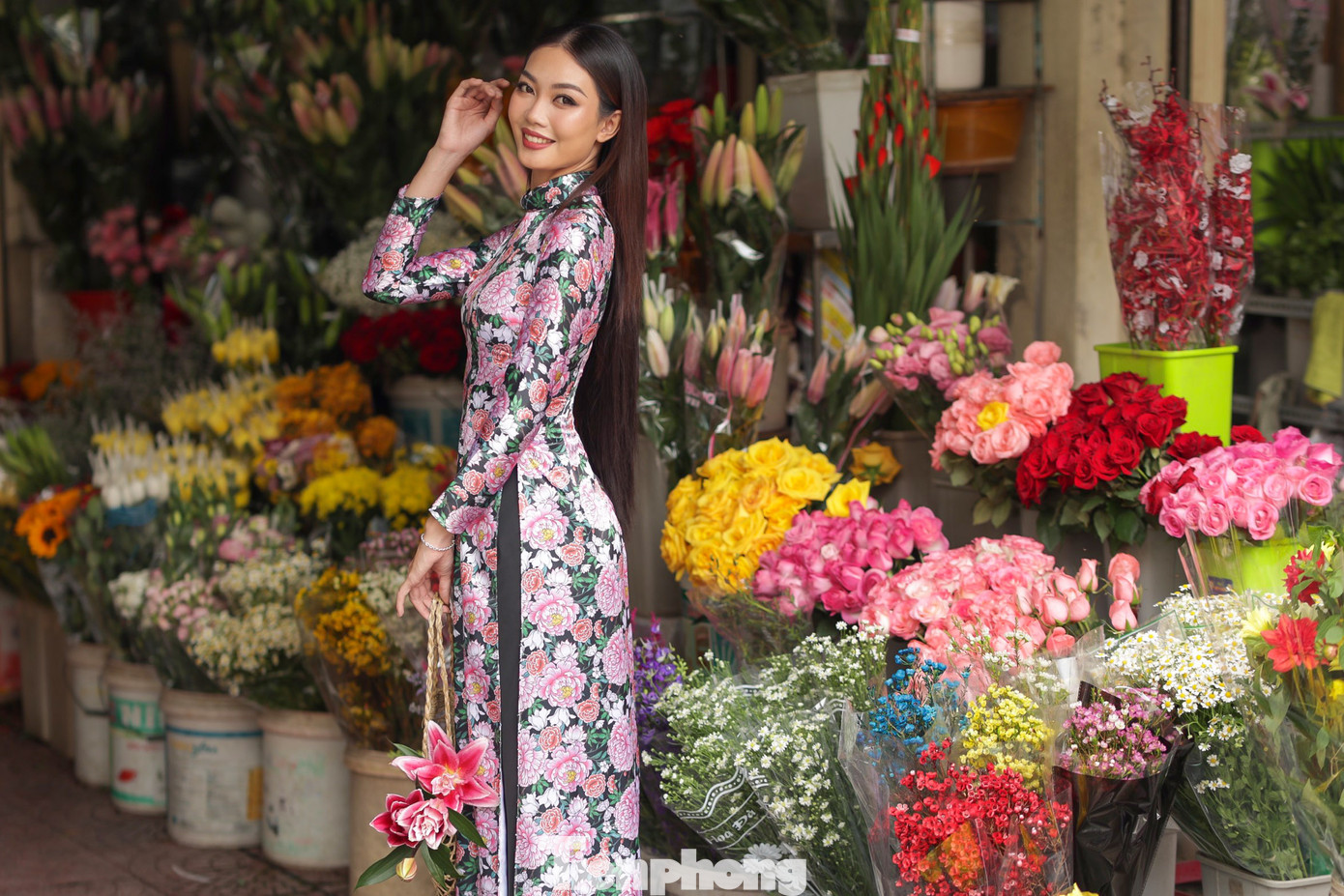 “Áo dài từ bao đời nay đã trở thành một nét đẹp trang phục truyền thống của người Việt Nam. Mỗi lần khoác lên mình những bộ áo dài, Trinh cảm thấy rất tự hào”, Hoa khôi Sông Vàm 2022 Huỳnh Đào Diễm Trinh chia sẻ với Tiền Phong.