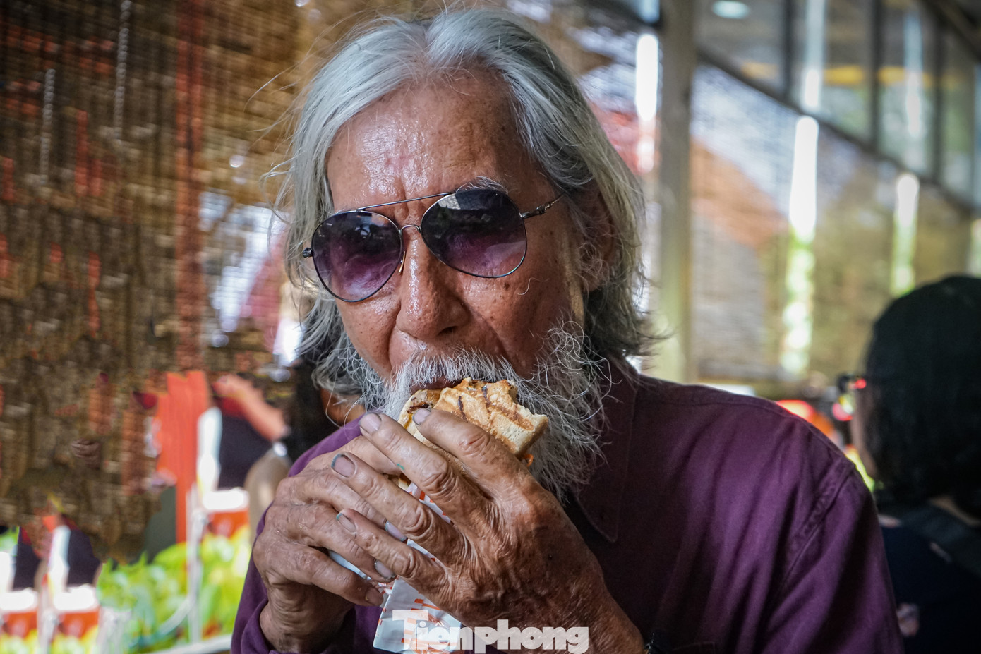 Không đủ chỗ ngồi ăn, nhiều người phải tìm cách ngồi ở các quán cafe bên trong khuôn viên Nhà văn hóa Thanh niên thưởng thức bánh mì.