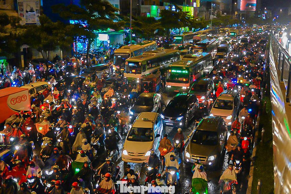 TPHCM: Mưa lớn vào chiều tối, nhiều tuyến đường ùn ứ kéo dài ảnh 3 TPHCM: Mưa lớn vào chiều tối, nhiều tuyến đường ùn ứ kéo dài ảnh 3