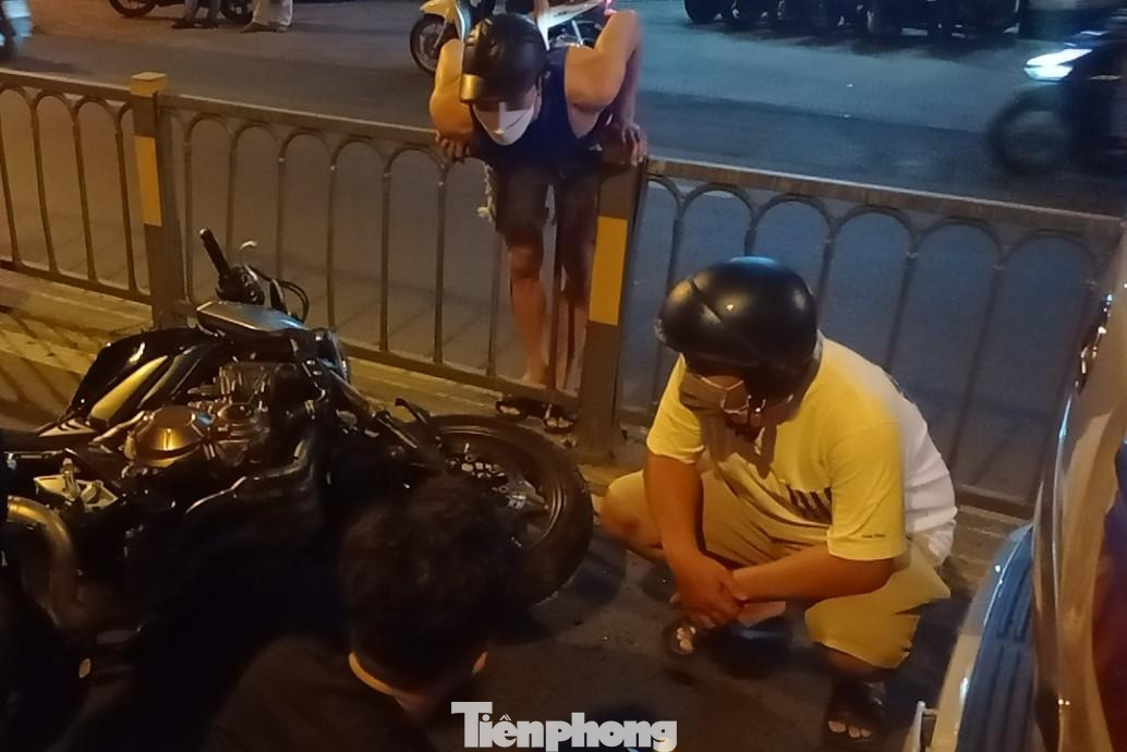 Nhiều người đi đường chứng kiến vụ việc đã hỗ trợ sơ cứu cho nạn nhân Nhiều người đi đường chứng kiến vụ việc đã hỗ trợ sơ cứu cho nạn nhân