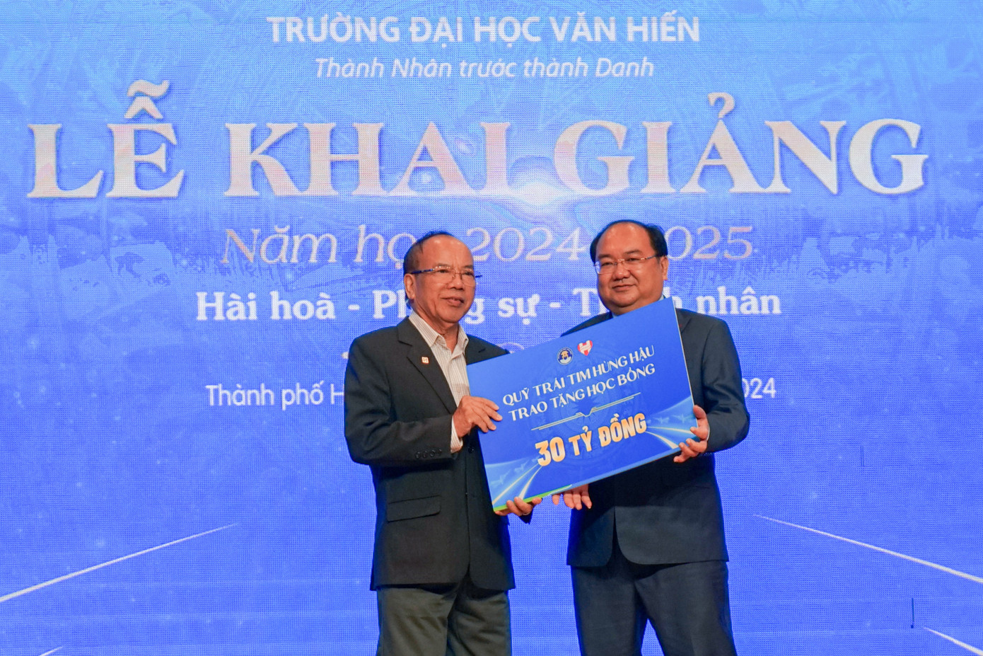 Tại Lễ khai giảng, trường ĐH Văn Hiến (TP. HCM) đã nhận hơn 30 tỷ tiền học bổng để trao cho các sinh viên đạt thành tích xuất sắc trong học tập và rèn luyện.