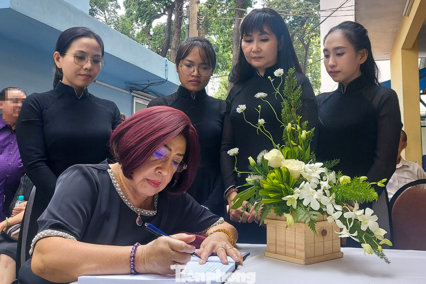 "Bản thân tôi cho rằng việc Hội Sân khấu TPHCM tổ chức lễ tưởng niệm NSND Diệp Lang là một điều rất ấm lòng và giúp nhiều văn nghệ sĩ, khán giả có thể gửi lời chia buồn đến gia đình NSND Diệp Lang", NSND Lệ Thủy xúc động chia sẻ tại lễ tưởng niệm.