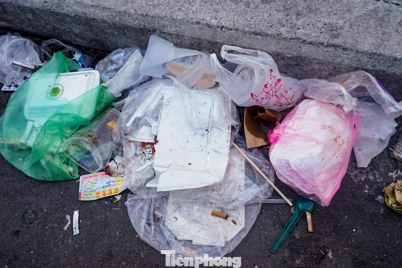 Hầu hết rác thải tại đây đều là những loại khó phân hủy như hộp xốp, túi nilon, ly nhựa,...do người thiếu ý thức bỏ lại sau khi ăn uống xong.