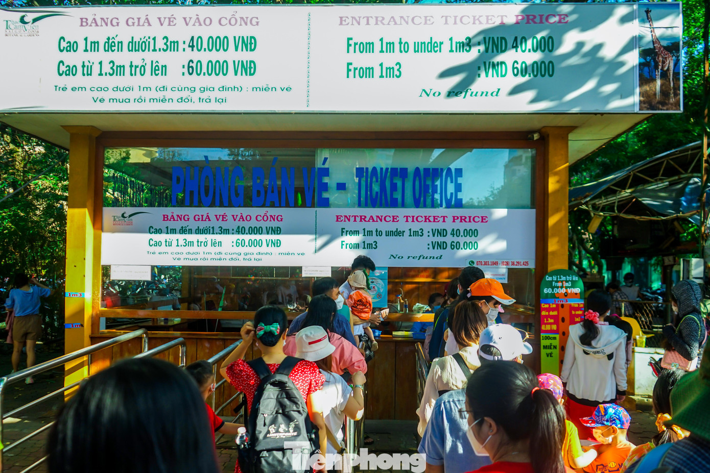 Bên trong khu vực quầy vé cũng tương tự như các bãi xe khi có hơn hàng chục lượt khách đứng xếp hàng chờ mua vé. Các nhân viên bán vé ngồi trong quầy phải liên tục xuất vé không ngừng nghỉ. Bên trong khu vực quầy vé cũng tương tự như các bãi xe khi có hơn hàng chục lượt khách đứng xếp hàng chờ mua vé. Các nhân viên bán vé ngồi trong quầy phải liên tục xuất vé không ngừng nghỉ.