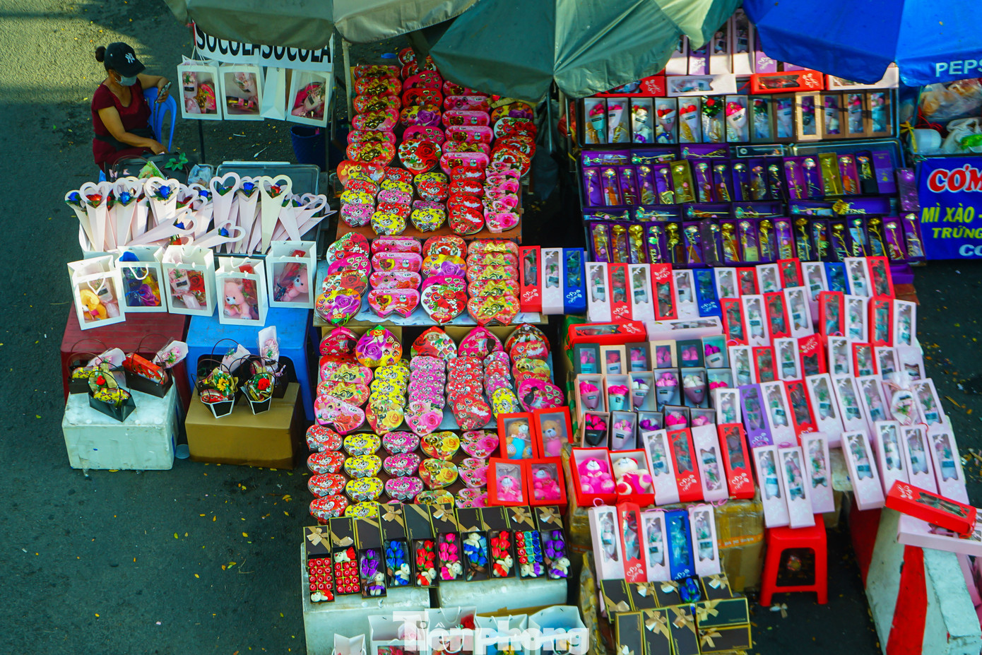 Một số điểm bán hoa dọc theo tuyến đường này còn bán thêm các loại quà tặng khác như kẹo sô cô la trái tim, hoa dát vàng,... Giá giao động của các mặt hàng quà tặng trên từ 230.000 đồng đến 700.000 đồng/sản phẩm. Một số điểm bán hoa dọc theo tuyến đường này còn bán thêm các loại quà tặng khác như kẹo sô cô la trái tim, hoa dát vàng,... Giá giao động của các mặt hàng quà tặng trên từ 230.000 đồng đến 700.000 đồng/sản phẩm.