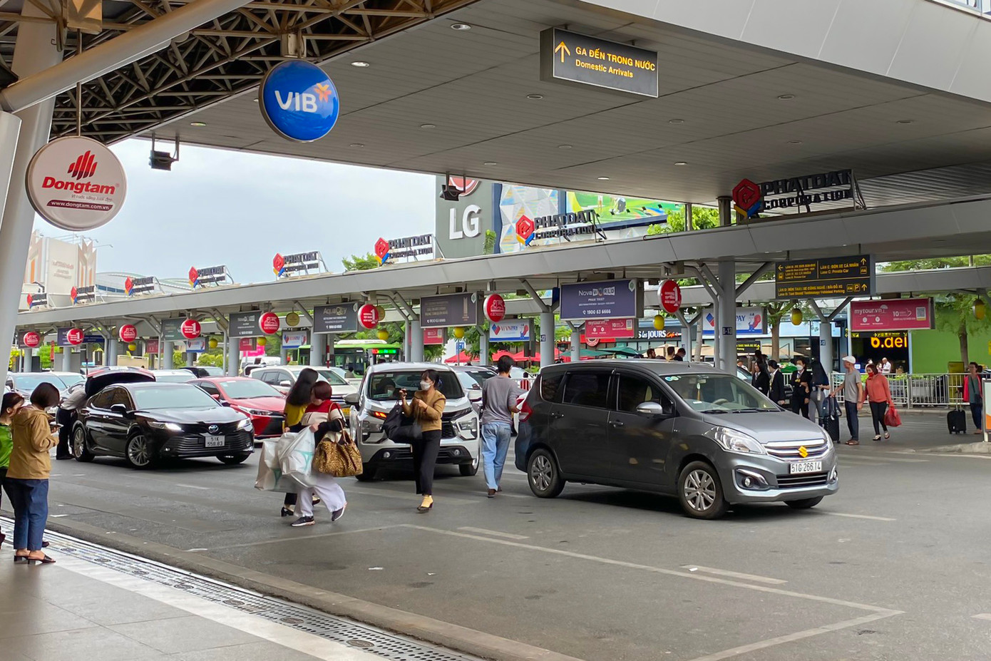 Ngoài tiền sảnh của nhà ga, hàng trăm ô tô chở khách ra vào liên tục. Lực lượng chức năng được tăng cường để điều tiết phân luồng, tránh tình trạng ùn ứ cục bộ.