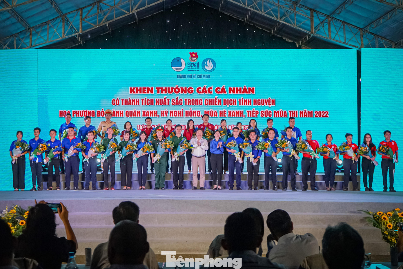 Chính vì vậy trong buổi lễ tổng kết, nhằm ghi nhận và biểu dương kết quả trên, Thành Đoàn TPHCM cùng với Hội Liên hiệp Thanh niên Việt Nam TPHCM, Hội Sinh viên Việt Nam TPHCM đã trao bằng khen, giấy khen cho các tập thể và cá nhân có thành tích xuất sắc trong các chương trình, chiến dịch tình nguyện hè năm 2022.