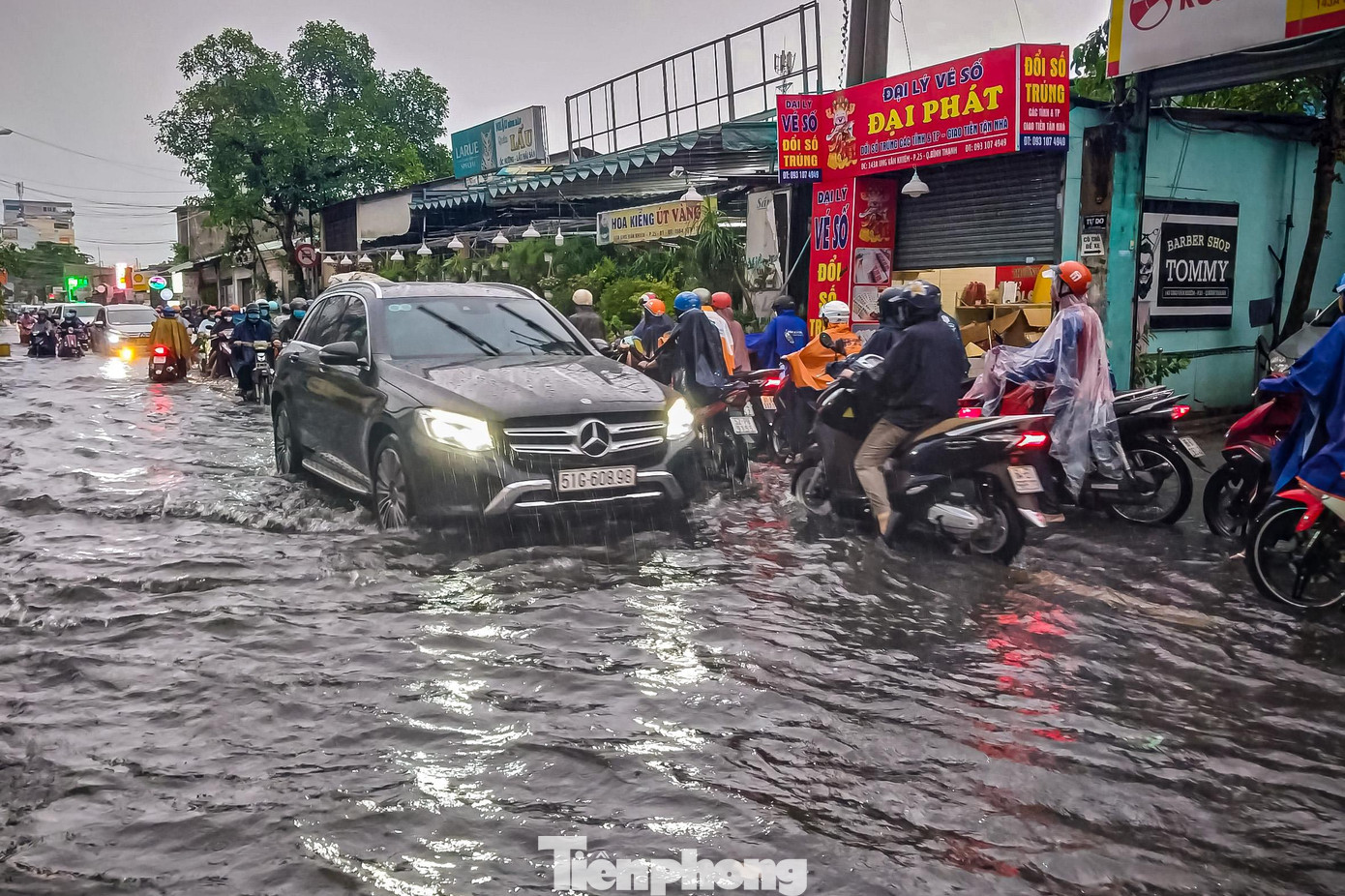 Ghi nhận của phóng viên Tiền Phong tại đường Ung Văn Khiêm (quận Bình Thạnh) mưa lớn gây ngập úng khiến giao thông qua khu vực này bị ùn ứ kéo dài gần 4km từ ngã tư Xô Viết Nghệ Tĩnh đến gần chân cầu Sài Gòn.
