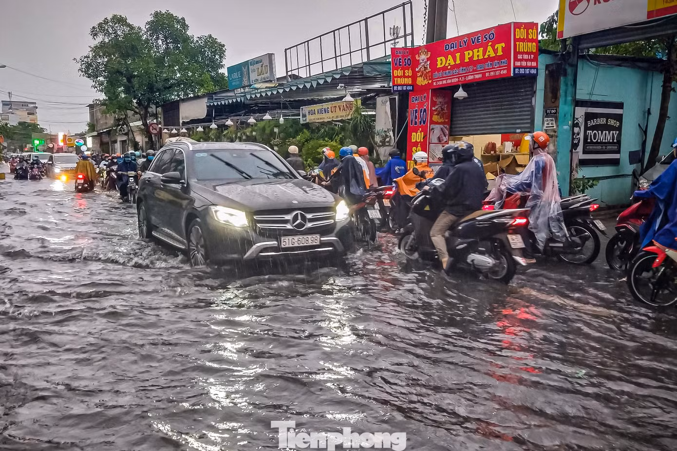 Ghi nhận của phóng viên Tiền Phong tại đường Ung Văn Khiêm (quận Bình Thạnh) mưa lớn gây ngập úng khiến giao thông qua khu vực này bị ùn ứ kéo dài gần 4km từ ngã tư Xô Viết Nghệ Tĩnh đến gần chân cầu Sài Gòn.