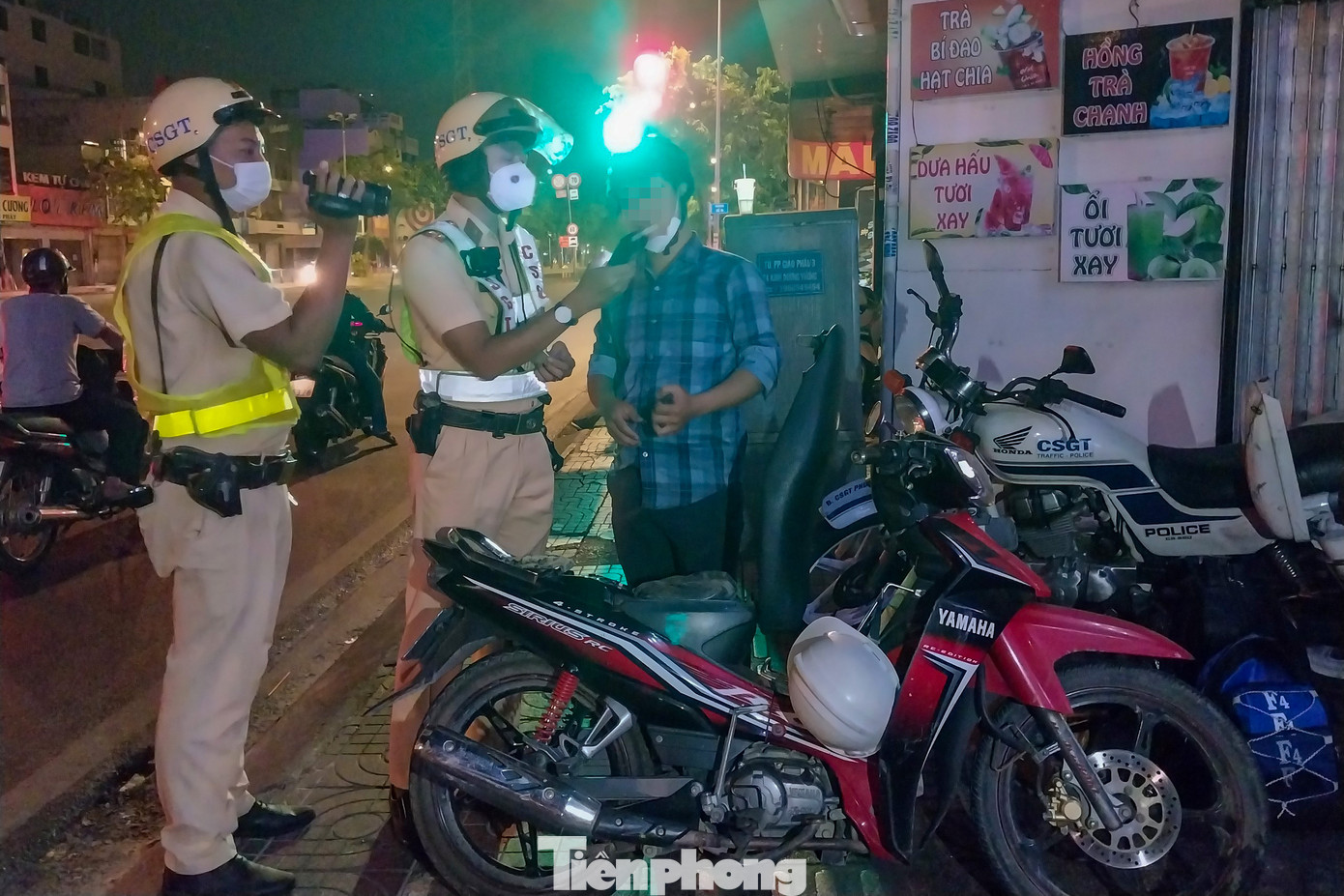 Tổ công tác kiểm tra nồng độ cồn đối với anh L.V.H (ngụ huyện Bình Chánh). Tổ công tác kiểm tra nồng độ cồn đối với anh L.V.H (ngụ huyện Bình Chánh).