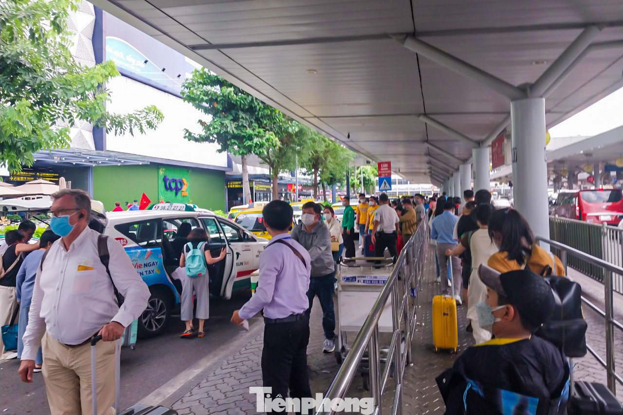 Tại khu vực đón khách của các hãng taxi, xe công nghệ, hành khách mang vác hành lý lỉnh kỉnh đứng chờ xe. Các hãng xe liên tục huy động thêm xe để có thể đáp ứng nhu cầu của hành khách vừa đáp xuống sân bay Tân Sơn Nhất.