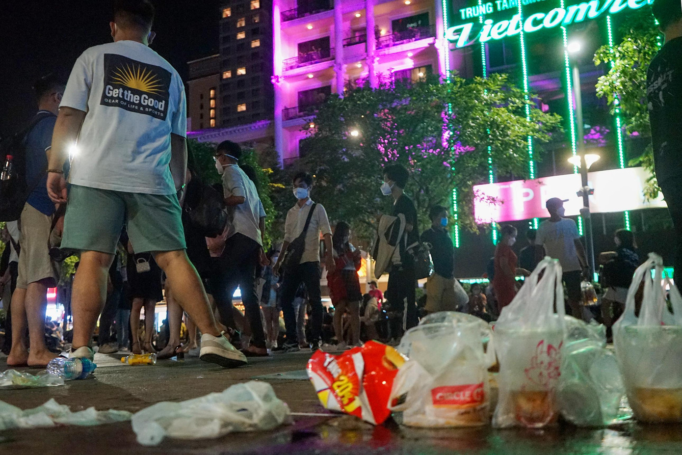 Hầu hết rác thải chủ yếu là đồ phế phẩm đựng đồ ăn, chai nhựa, bìa cartoon người dân dùng để lót ngồi xem chương trình Countdown chào đón năm 2022
