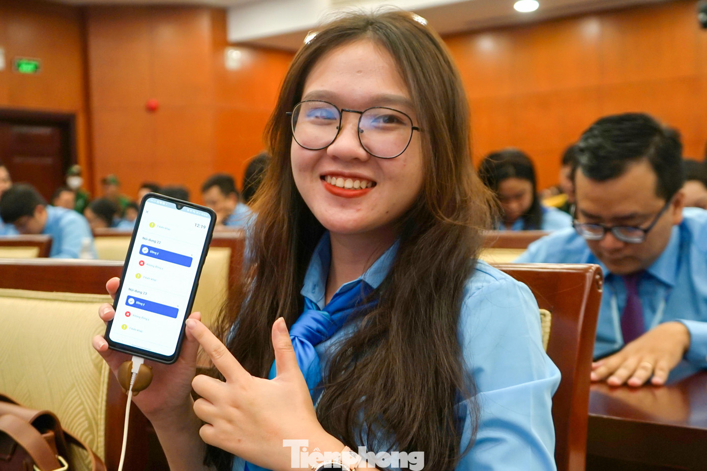 Các nữ đại biểu tươi cười khi vừa bỏ phiếu, biểu quyết các nội dung Đại hội