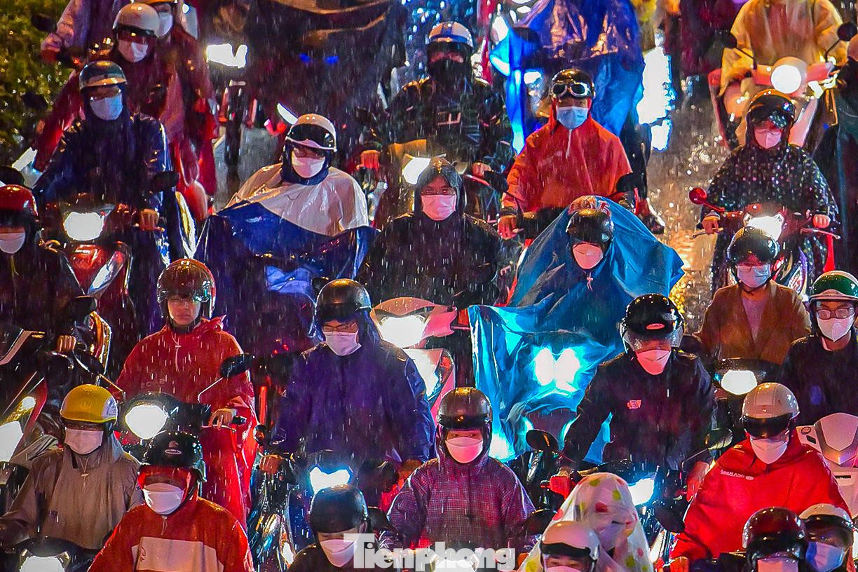 Phương tiện đều phải "chôn chân" không thể di chuyển tại nút giao Pasteur - Lê Lợi. Phương tiện đều phải "chôn chân" không thể di chuyển tại nút giao Pasteur - Lê Lợi.