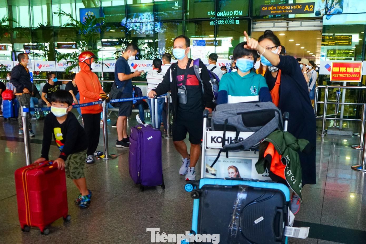Ghi nhận tại sân bay Tân Sơn Nhất lúc 13h hôm nay, các lối đi của ga đến trong nước luôn nườm nượp người về.