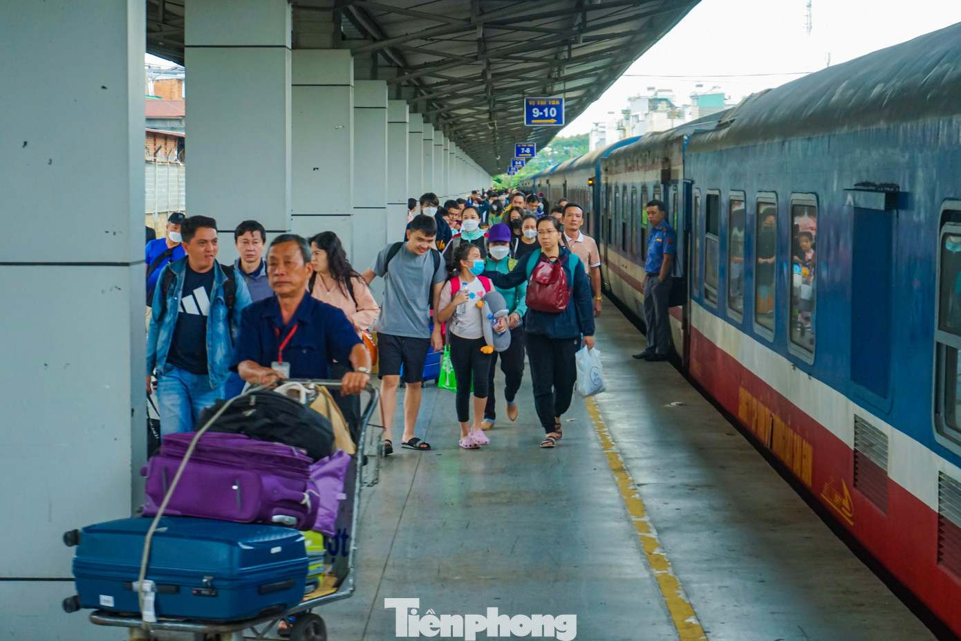 Sau hồi còi dài, tàu SE7 (Hà Nội - TPHCM) dừng hẳn, hàng trăm lượt khách nhanh chóng kéo theo vali rời khỏi tàu.