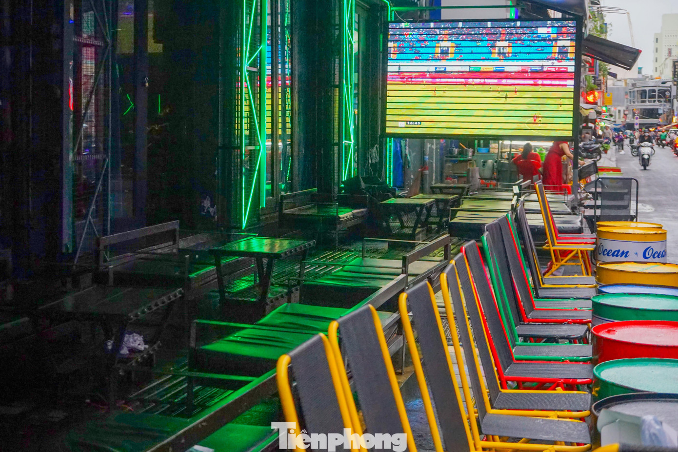 Theo ghi nhận của PV Tiền Phong tại một số quán cafe, quán Bar bên trong phố tây Bùi Viện (quận 1) hầu hết phía bên ngoài đều bố trí sẵn ghế ngồi và màn hình có kết nối với truyền hình sẵn sàng phục vụ khách ghé quán.