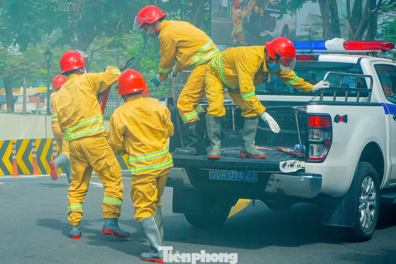Đồng thời gọi điện báo lực lượng chữa cháy chuyên nghiệp và nhanh chóng triển khai các phương và đội hình chữa cháy tại chỗ. Mặc dù lực lượng tại chỗ rất nỗ lực khống chế đám cháy nhưng do đặc điểm phân bố vị trí các chất cháy trong khu vực, nên khi đám cháy phát triển lớn khói và khí độc đã bao trùm khu vực cháy lan lên.