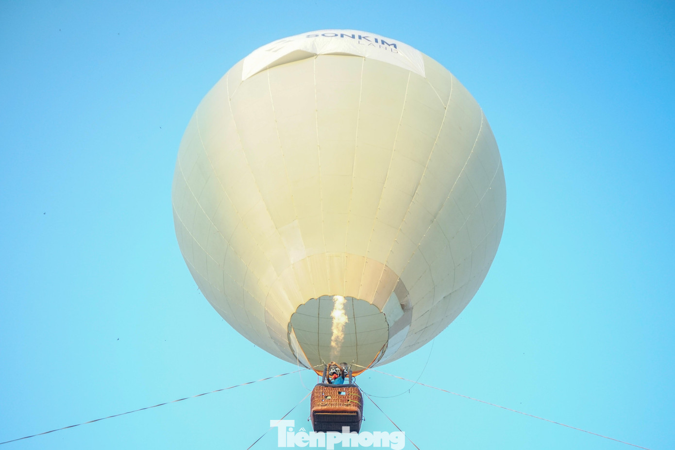 Anh Onslo Carrington thích thú quay video cảnh Sài Gòn nhìn từ trên khinh khí cầu Anh Onslo Carrington thích thú quay video cảnh Sài Gòn nhìn từ trên khinh khí cầu