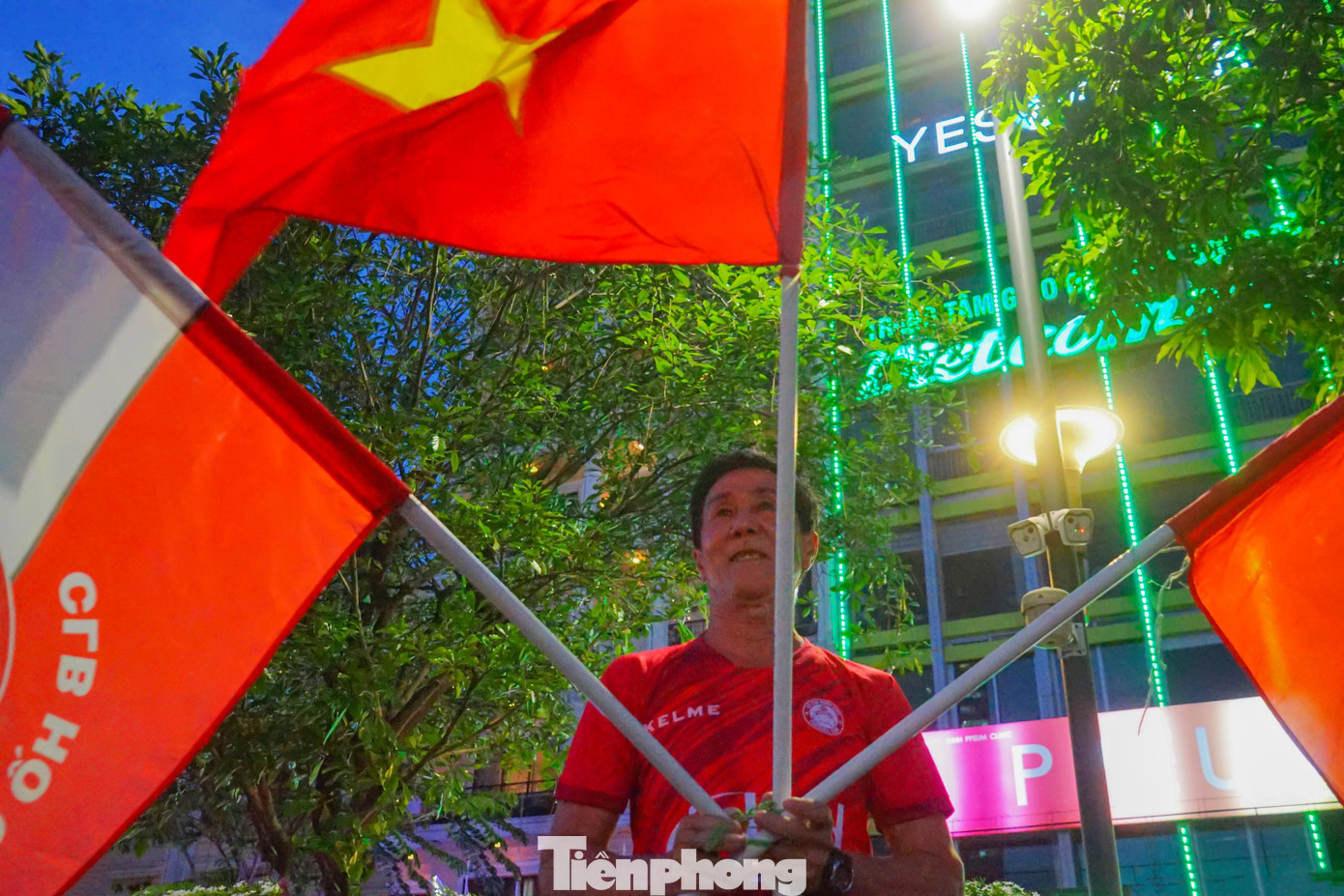 &quot;Có lẽ đây là lần đầu tiên tôi có nhiều cảm xúc nhất vì được tận hưởng lại bầu không khí sôi nổi cùng nhau xem bóng đá sau một khoảng thời gian dài vì dịch bệnh&quot; anh Nguyễn Tòng Sơn (ngụ quận 1) cho biết.