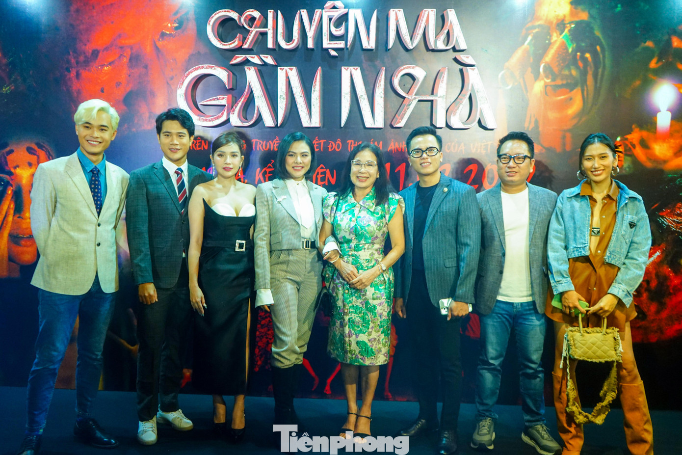 Các diễn viên và khách mời trong lễ ra mắt tại rạp