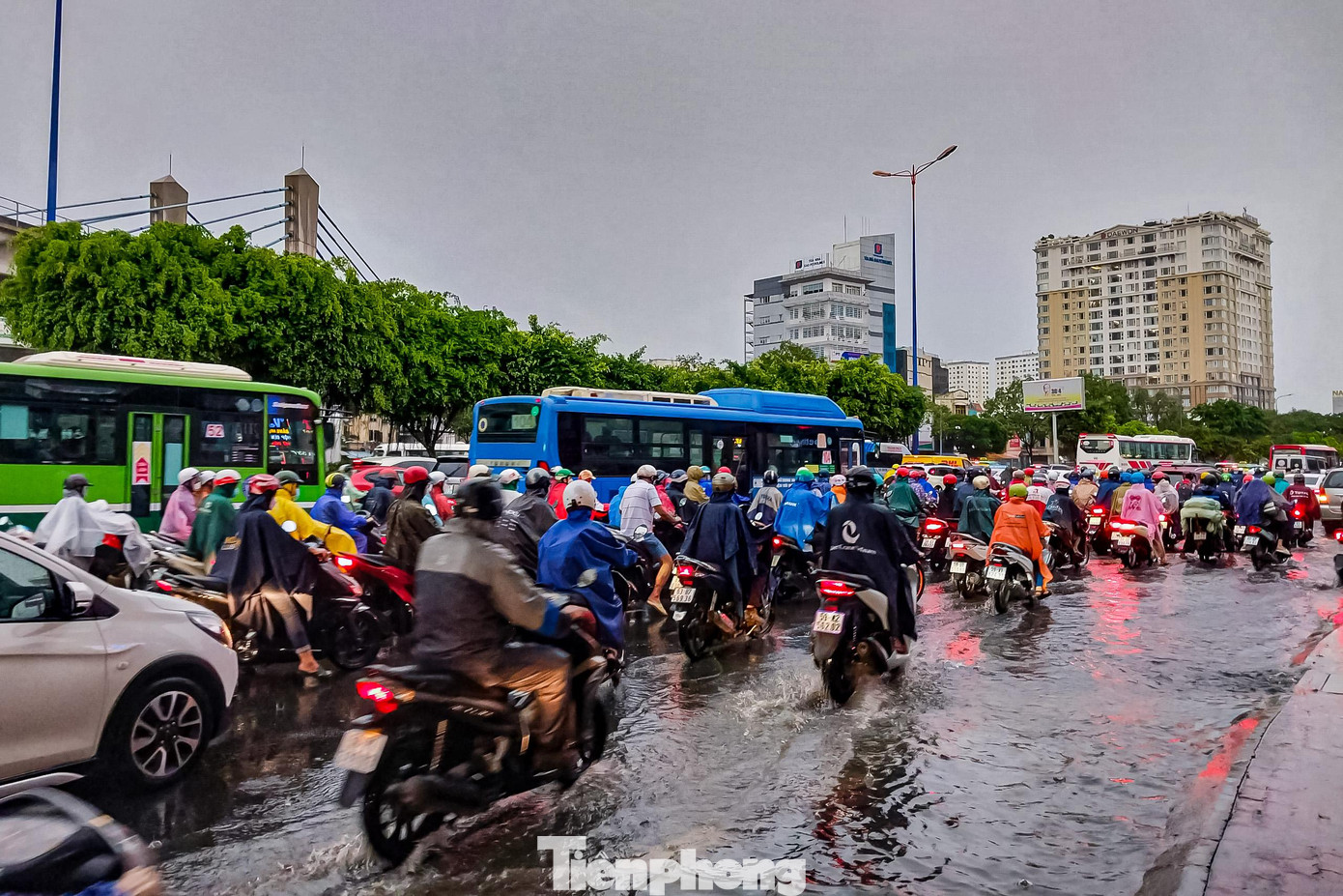 Do mưa ngay sát giờ cao điểm, đúng vào giờ công nhân và phụ huynh, học sinh ra về nên mật độ phương tiện tăng cao gây kẹt xe nhiều giờ liền tại các tuyến đường trung tâm thành phố.