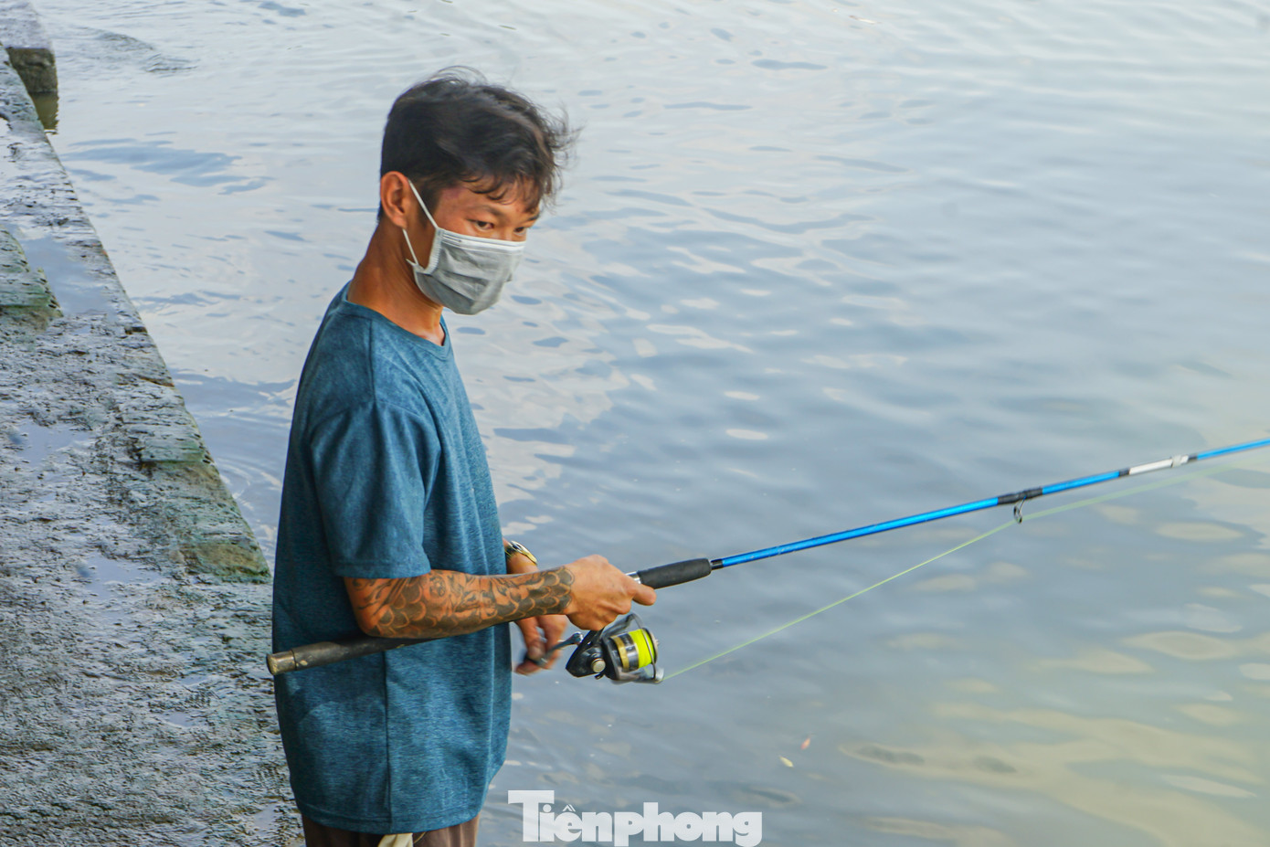 Thậm chí, đội quân "bắt cá" này còn ngang nhiên cử người dùng cần câu lưỡi chùm đứng sát nơi người dân thả cá phóng sinh để bắt cá.