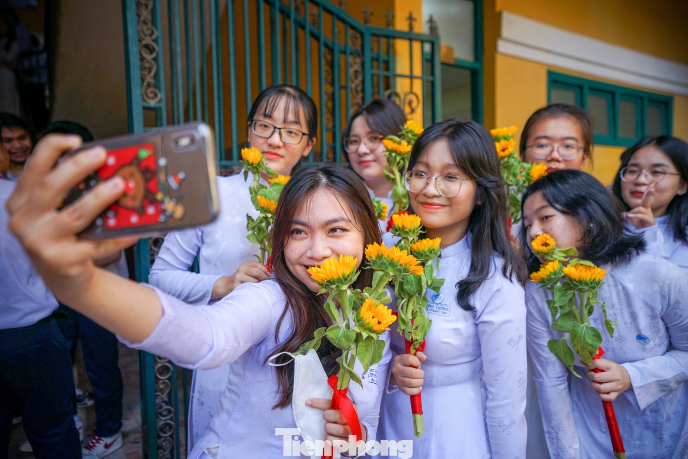 Kết thúc chương trình lễ, dàn nữ sinh tranh thủ chụp hình để lưu lại những phút giây bên nhau trước kỳ thi THPT quốc gia.