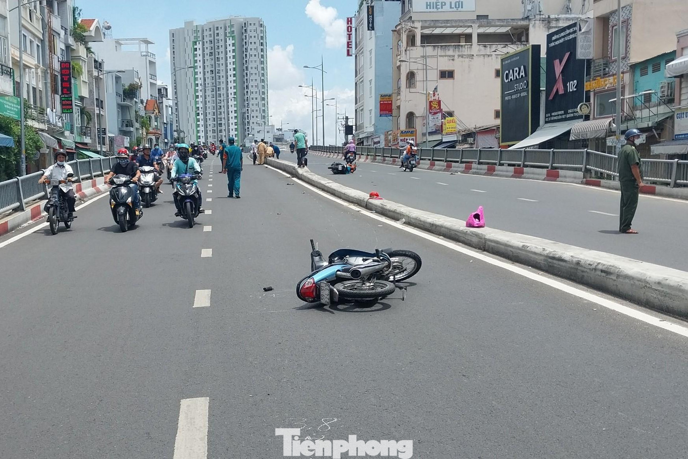 Lực lượng CSGT có mặt tại hiện trường để điều tra nguyên nhân vụ tai nạn