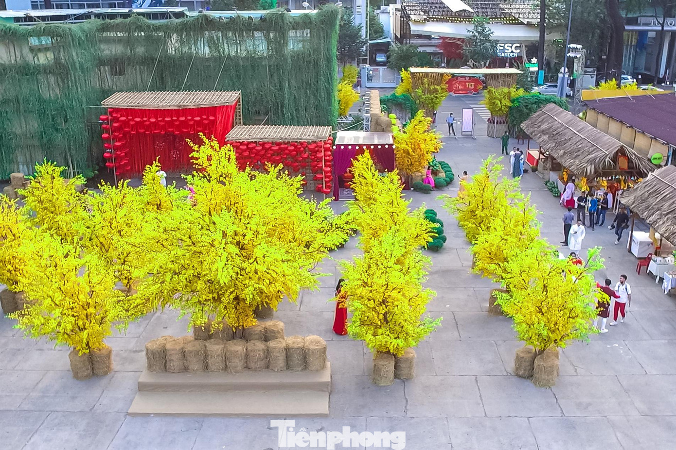 Khu tiểu cảnh được trang trí công phu bởi dây ruy băng đỏ, lồng đèn đỏ rực cả sắc trời ngày xuân. Đây là nơi được các bạn trẻ yêu thích và chụp hình nhiều nhất. Lễ hội có những khu vực buôn bán các món ăn phục vụ du khách khi tham quan.