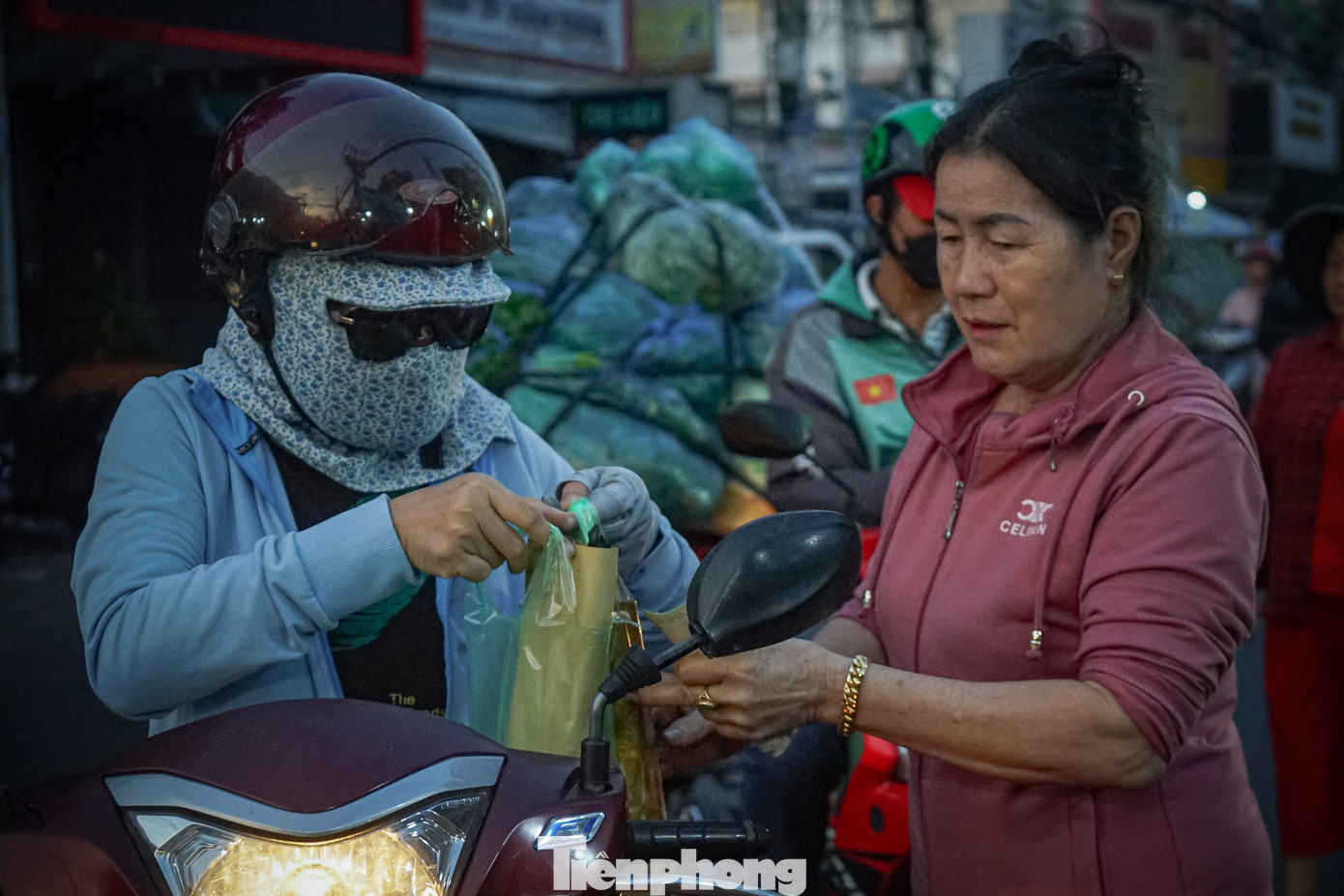 Nhiều người quan niệm, việc cúng cá lóc nướng trong ngày vía Thần Tài sẽ đem đến nhiều may mắn, tài lộc nên thường vào ngày này, người dân đổ xô đi mua cá lóc nướng.