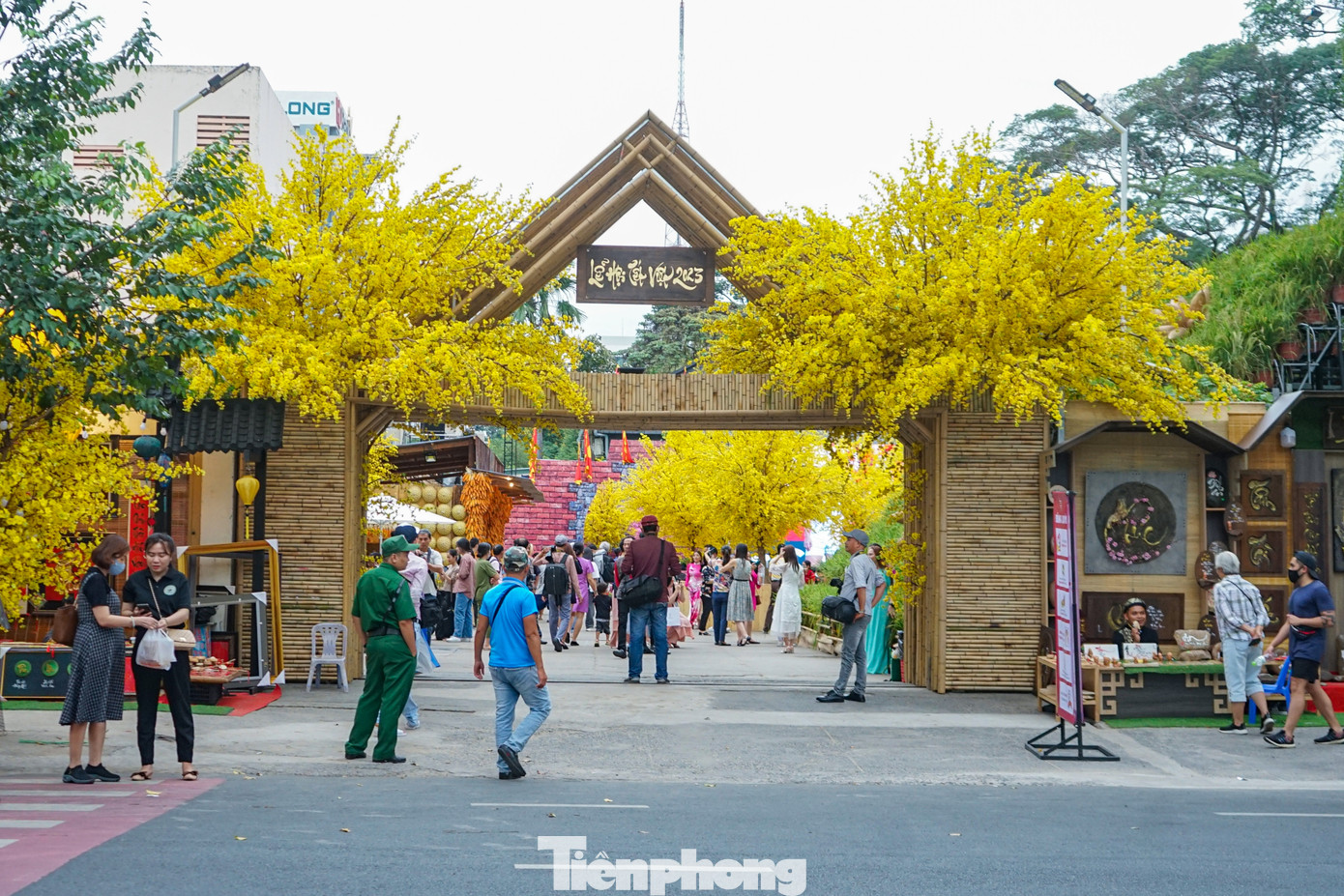 Đông đảo người dân và du khách tham quan chụp ảnh tại Phố ông đồ Đông đảo người dân và du khách tham quan chụp ảnh tại Phố ông đồ