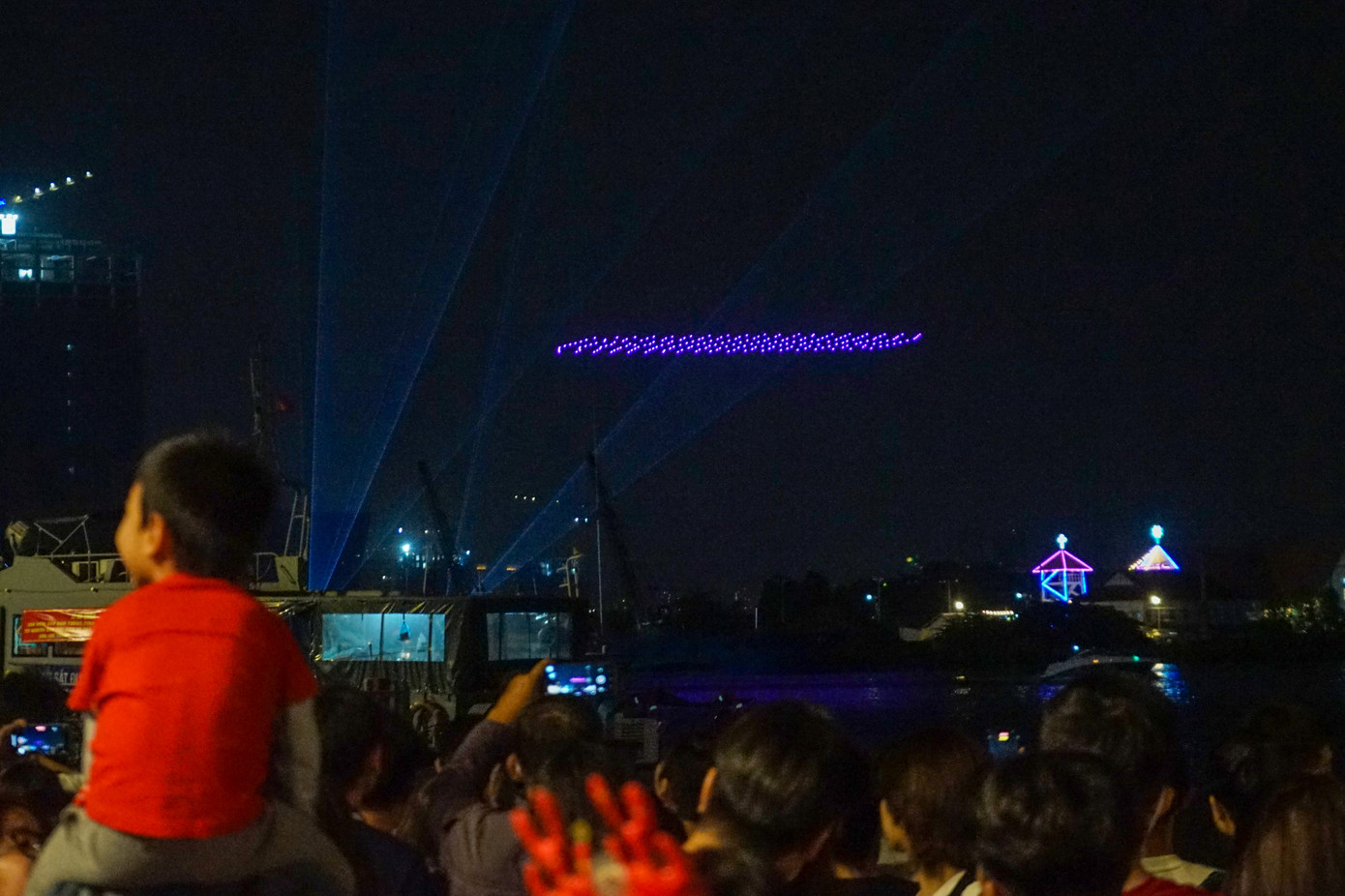 Đúng 20h15 từ phía bên khu đô thị Thủ Thiêm đã có hàng trăm chiếc flycam đầy sắc màu được thả lên bầu trời thành phố trong niềm vui sướng và phấn khởi của nhiều người. Đúng 20h15 từ phía bên khu đô thị Thủ Thiêm đã có hàng trăm chiếc flycam đầy sắc màu được thả lên bầu trời thành phố trong niềm vui sướng và phấn khởi của nhiều người.