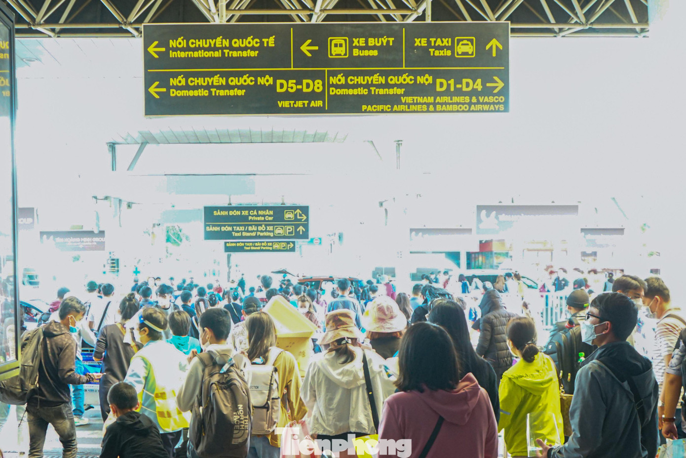 Tin từ Cảng vụ Hàng không miền Nam cho biết ngày 6/2, dự kiến sân bay Tân Sơn Nhất khai thác hơn 670 chuyến bay với hơn 101.000 khách qua sân bay. Đây là lượng khách qua Tân Sơn Nhất cao nhất trong dịp Tết Nguyên đán 2022.