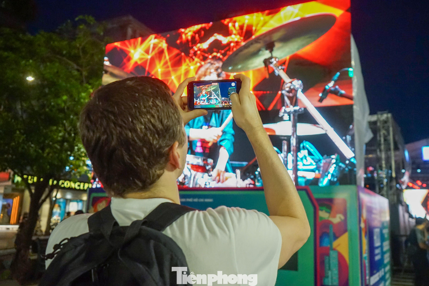 Bên cạnh việc bán vé, ban tổ chức còn bố trí hệ thống màn hình LED cỡ lớn bên ngoài sân khấu để phục vụ người dân và du khách..