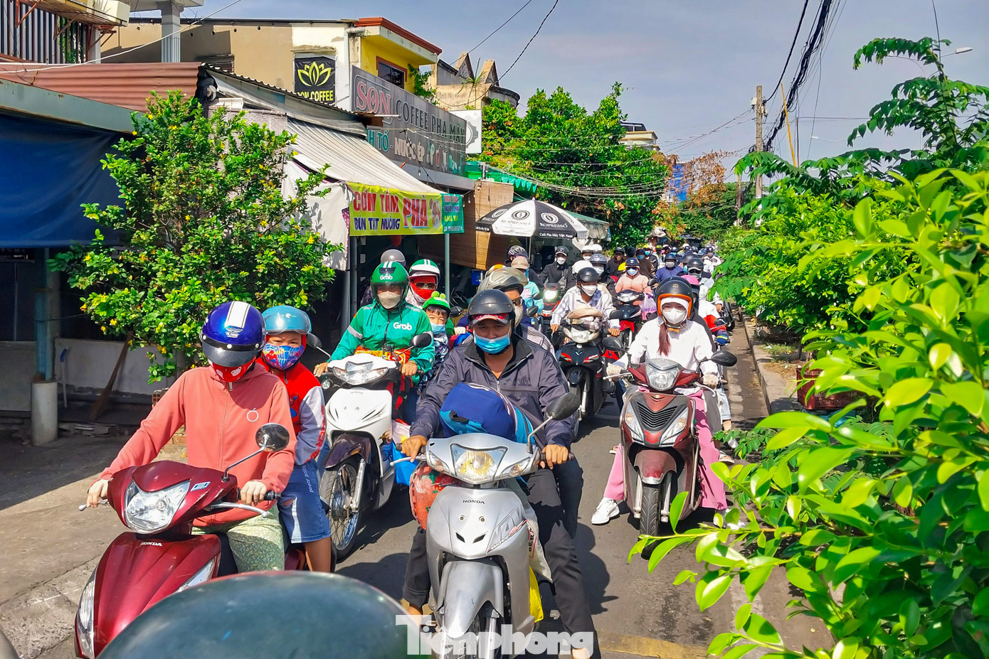 Khác với sự thưa thớt phía huyện Nhơn Trạch (tỉnh Đồng Nai), bến phà Cát Lái phía TP Thủ Đức (TPHCM) có hàng nghìn phương tiện chở hành lý lỉnh kỉnh nối đuôi nhau chờ qua phà.