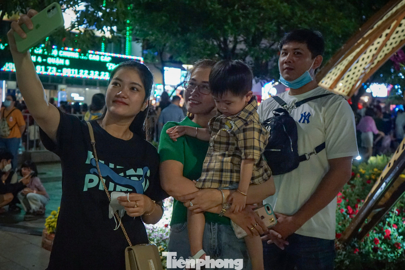 Năm nay, đường hoa kéo dài thêm 1 ngày thay vì đóng cửa vào mùng 4 Tết như kế hoạch, nhằm tạo điều kiện cho người dân và khách du lịch đến tham quan.