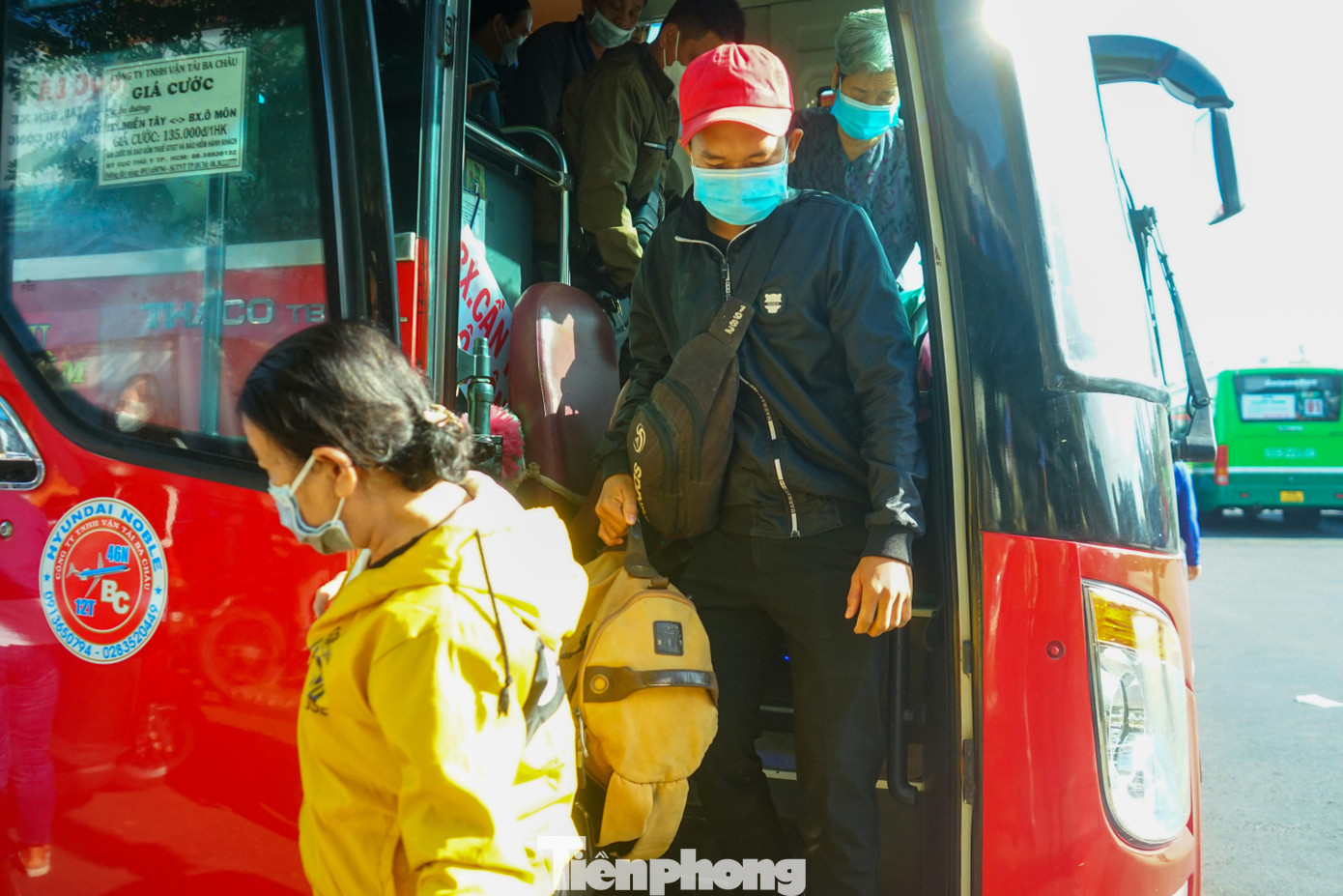 Đa phần lượng người đổ về thành phố bằng xe khách nhiều nhất trong sáng nay đều đến từ các tỉnh như An Giang, Cần Thơ, Cà Mau, Tiền Giang, An Giang... Khung giờ lượng xe đổ về đông nhất tại bến xe Miền Tây là từ 3h đến 6h và từ 14h cho đến 18h.