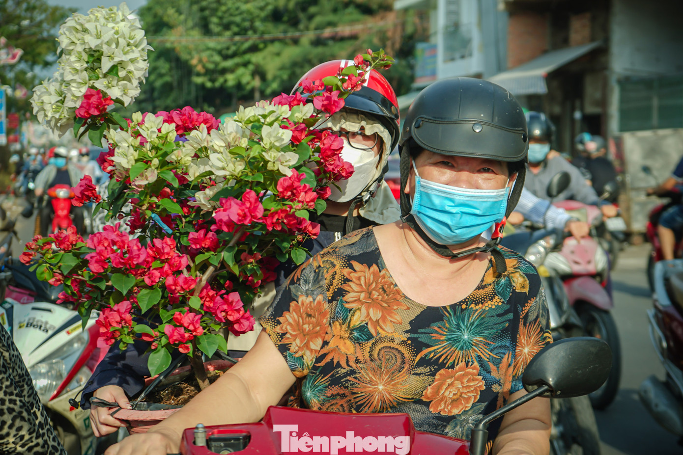 “Tôi thấy năm nay Chợ hoa xuân trang trí rất nhiều tiểu cảnh đẹp và có nhiều không gian văn hóa hơn so với các năm trước” bà Lê Thị Nụ (ngụ quận 8) chia sẻ.