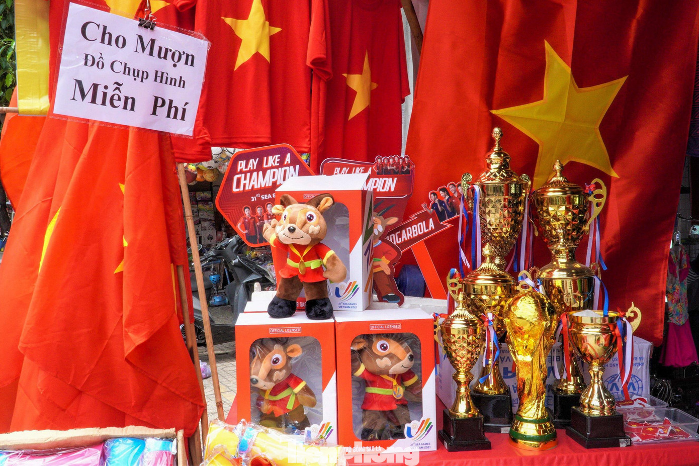 Trước khi trận chung kết bóng đá nam SEA Games 31 diễn ra, không khí mua bán vật lưu niệm "tiếp lửa" cho các cầu thủ U23 Việt Nam diễn ra nhộn nhịp trên khắp các tuyến đường TPHCM.