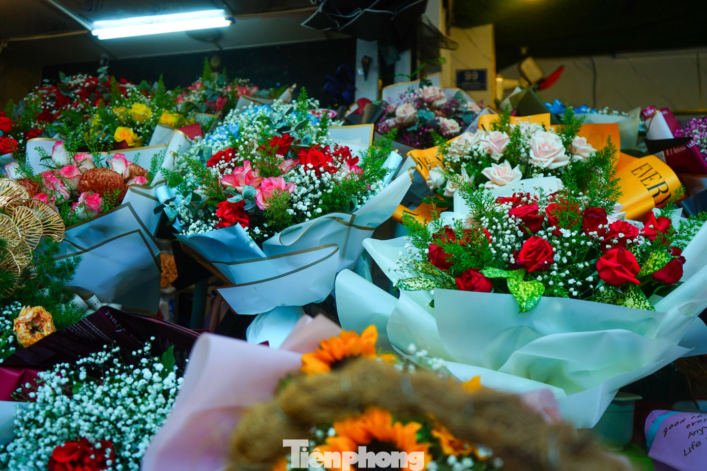 Do mùa hoa lễ tình nhân năm nay ít người xuống giống hơn mọi năm, cộng thêm lượng hàng từ miền Bắc và nhập từ Trung Quốc về bị thiếu hụt nghiêm trọng nên nguồn cung hoa khan hiếm làm giá hoa năm nay tăng cao.