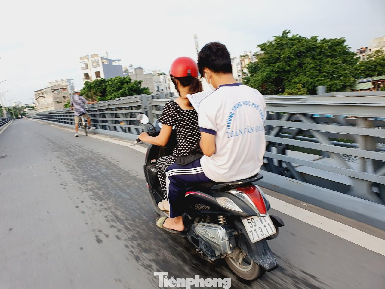 Trong lúc phụ huynh chở đến trường một số thí sinh tranh thủ cầm trên tay những cuốn đề cương ôn luyện trong suốt quãng đường di chuyển từ nhà đến điểm thi.