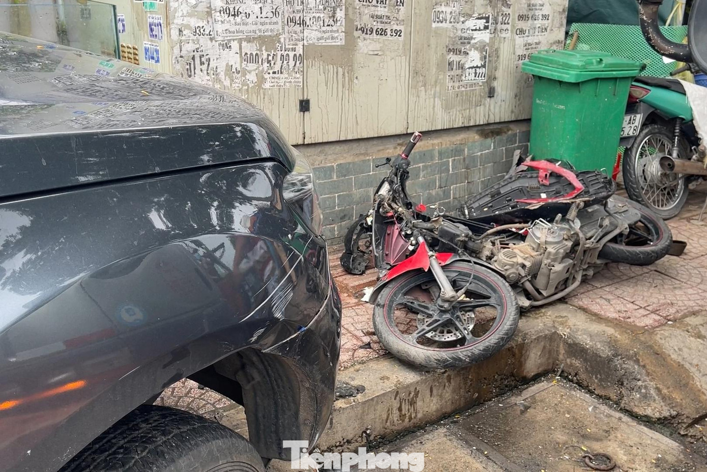 Nhiều xe máy bị hư hỏng nặng sau cú tông của ô tô bán tải