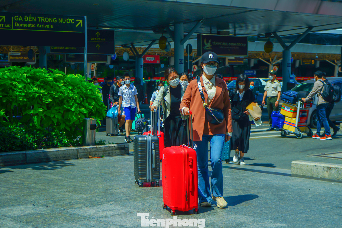 Càng về chiều, ga đến trong nước của sân bay Tân Sơn Nhất càng đông khách.